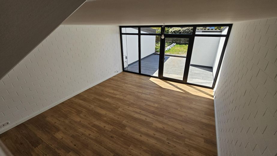 Neuwertiges Reihenmittelhaus, Fußbodenheizung, eigenem Garten & Garage – Wohnzimmer