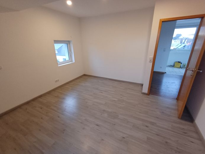 Dortmund-Kirchlinde’de güney balkonlu güzel, yenilenmiş 2 odalı daire 1.11.26 tarihinden itibaren kiralık – Schlafzimmer