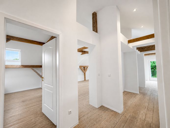 Kernsanierte Altbau-Perle in Nienstedten/Flottbek. Dachgeschosswohnung mit Stellplatz – Flur