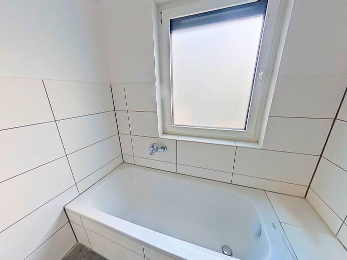 **PREMIÈRE OCCUPATION** Appartement moderne de 2 pièces avec BALCON ensoleillé – Ansicht I: Bad