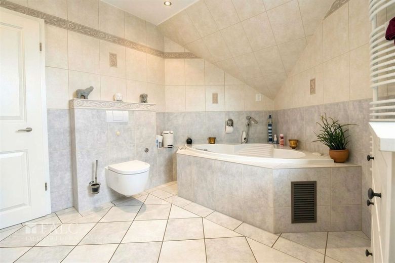 +++ Exklusive Doppelhaushälfte: Wohndesign trifft auf Familien-Idylle +++ – Badezimmer I