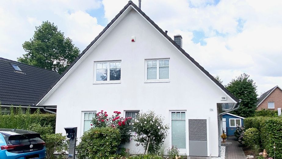 Von Privat: Energetisch modernisiertes Einfamilienhaus mit Einliegerwohnung / Mehrgenerationenhaus – Aussenansicht Zufahrt
