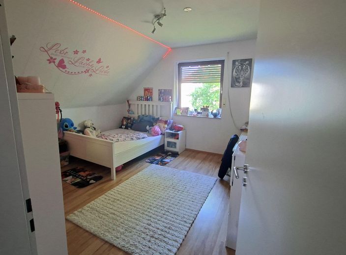 Two-family house – quiet and central with a garden paradise – OG Kinderzimmer 1a