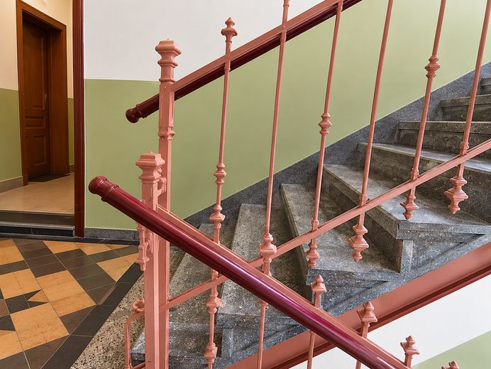 Balkonlu ve ankastre mutfaklı, tarihi çok aileli konutta çekici, modernize edilmiş 2 odalı daire - %6 getiri – Treppenhaus