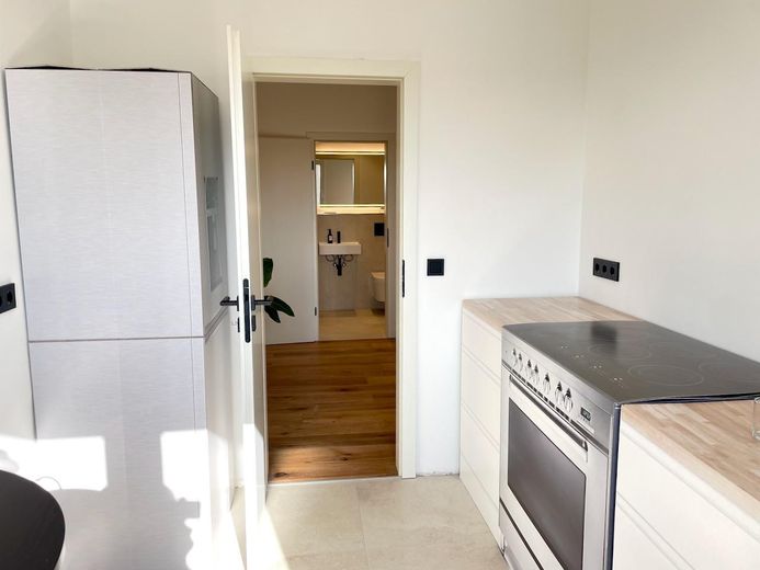 FIRST OCCUPANCY: Renovated dream home with 9th floor long-distance view & balcony - move in & feel at home – Küche