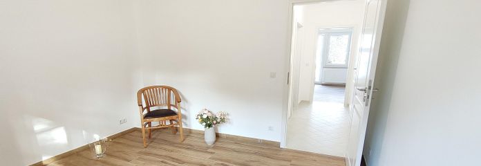 Schlafzimmer mit Flurblick