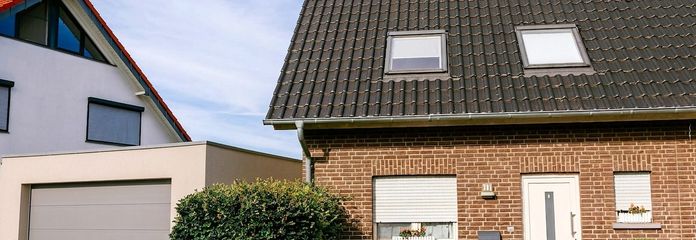 Sans commission ! Maison jumelée individuelle sur plusieurs demi-niveaux, avec garage double et vue dégagée ! – Eingang und Doppelgarage