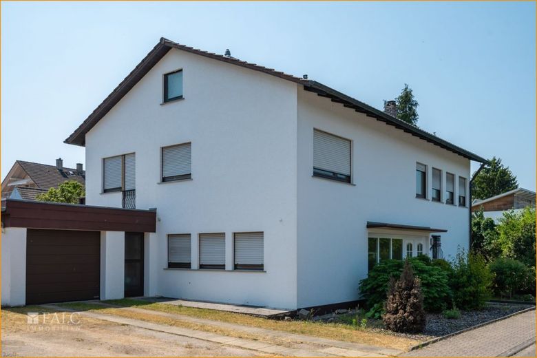 2 Familienhaus auf großem Grundstück ! – Strasenansicht