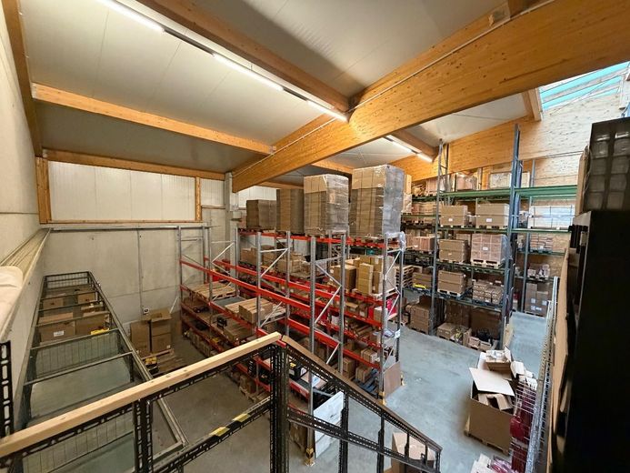 Lager- und Produktionshalle mit Büro – Lagerbühne_Zugang