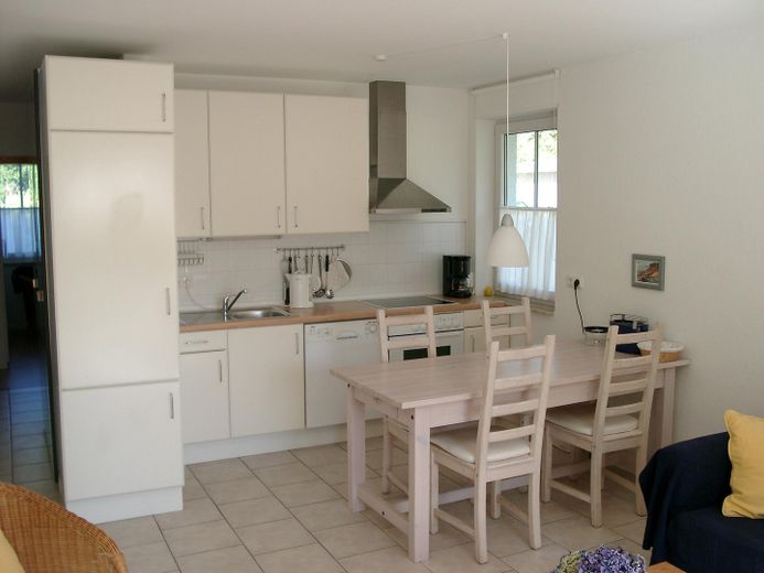Ferienwohnung Prerow/Darß, 60m², 3 Zimmer, parterre, Südterrasse, PKW-Stellplatz – Küchenzeile mit Eßtisch
