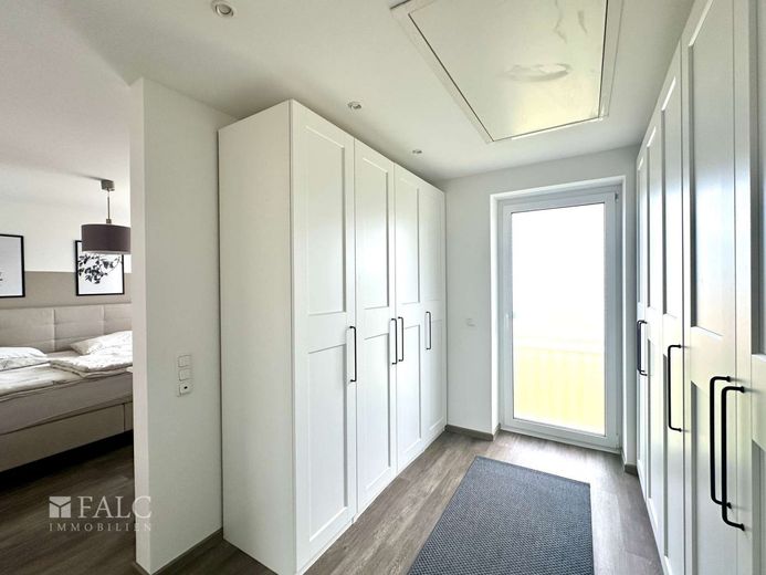 Top modernes Einfamilienhaus in herrlicher Feldrandlage von Himmelpforten – Ankleidezimmer mit Blick ins Schlafzimmer OG