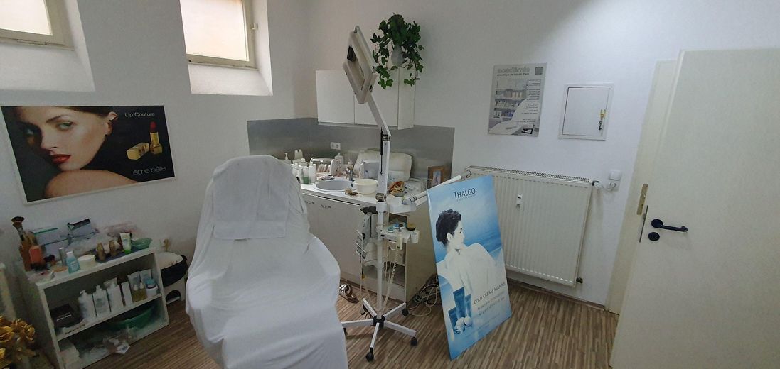 No commission: 65 m² retail space / office / practice near the university – takeover of a cosmetics studio possible! – Behandlungsraum Foto 2