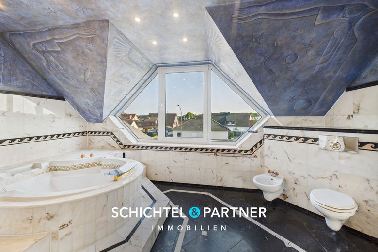 Uphusen | Seltenes Wohn- und Geschäftshaus mit Parkhof und Autohalle – S&amp;P | Badezimmer