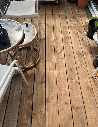 Moderne 2-Zimmer-DG-Wohnung mit Wohnküche und Balkon – Neuen Dielen