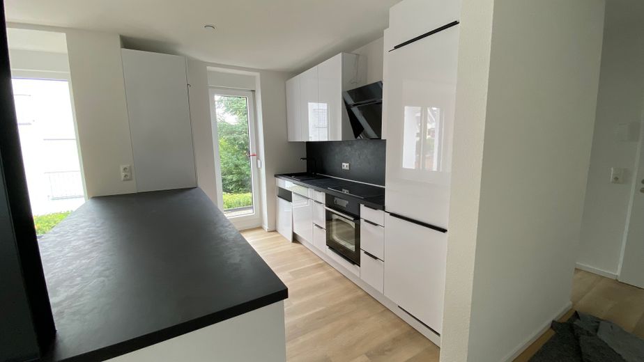 4-Zimmerwohnung in Traumlage mit Kachelofen, Balkon, Dachterrasse, Gästebad und Garage – Küchenzugang