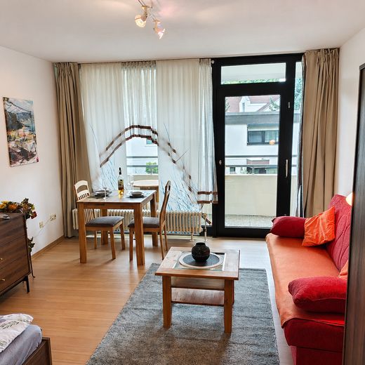 Möbliertes 1 Zimmer Wohnung mit Balkon, Stellplatz und Pauschalmiete – Wohnbereich