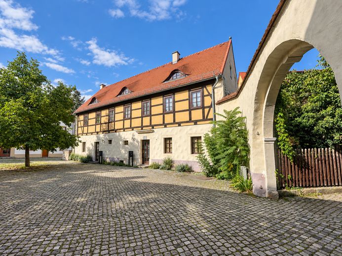 Idylisches Fachwerkhaus im Grünen mit eigenem Gartenanteil – Hausansicht