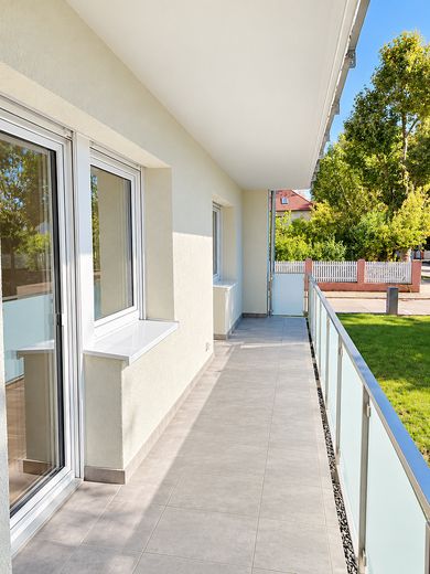 Gerenoveerd 3-kamerappartement met overdekt balkon – 5 min. naar de tram richting Straatsburg – 	Überdachter Balkon, ca. 10qm