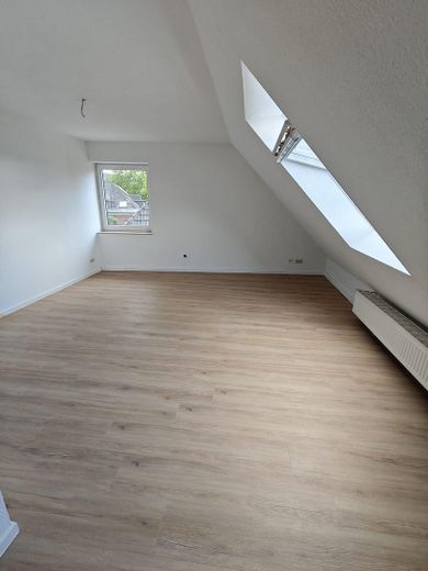 Renovated 2-room attic apartment with high-quality fitted kitchen in a central location in Iserlohn – Wohnzimmer