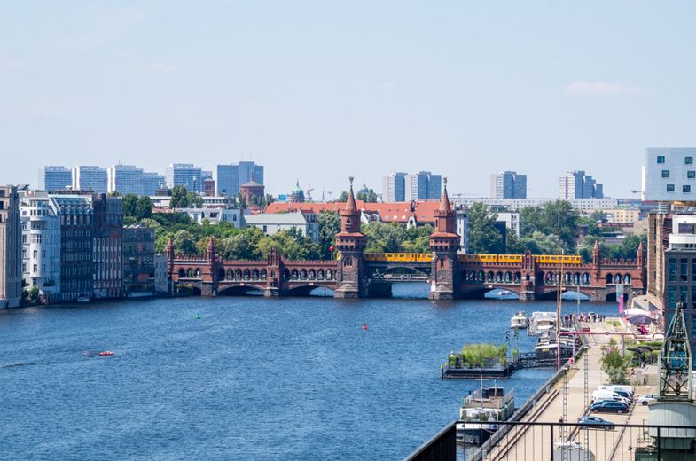 Luxuriöses Apartment an der Spree mit großer Sonnen-Dachterrasse – Blick auf die Oberbaumbrücke