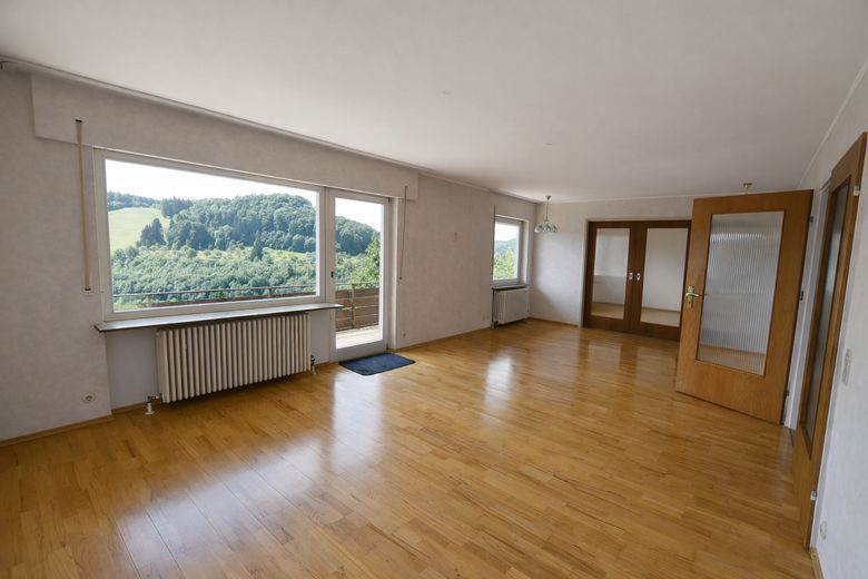 Charmantes Einfamilienhaus in idyllischer Lage, provisionsfrei ! – WZ im EG mit Blick auf das EZ