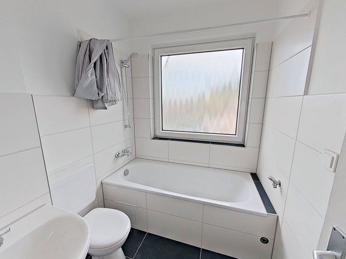 Luminoso appartamento di 3 locali con bagno con vasca e BALCONE – Bad