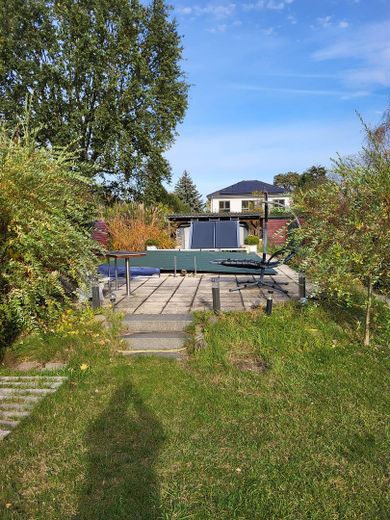 Baugrundstück mit genehmigter Bauvoranfrage in Teltow ! Natürlich Provisionsfrei ! – Pool im Hintergrund d. Carport