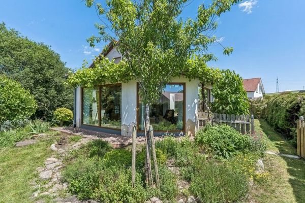 Luce, natura e atmosfera di benessere – Casa unifamiliare con sauna lungo un ruscello