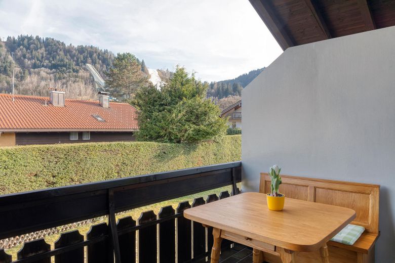 Отдельный жилой дом с апартаментами – Balkon mit Sprungschanze