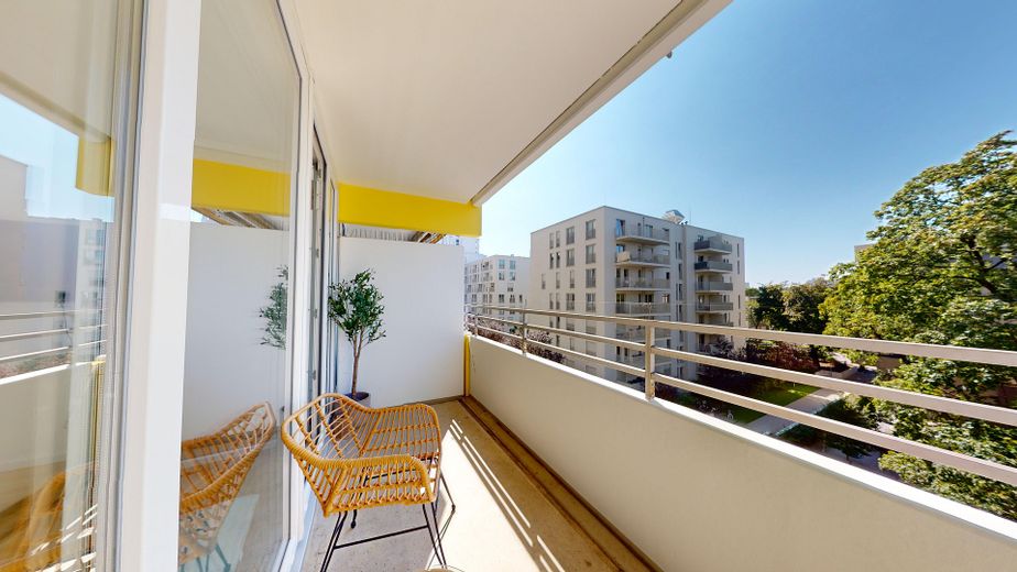 Renovierte & helle Wohnung in München Schwabing zur Vermietung – großer Balkon mit Sonnenlicht