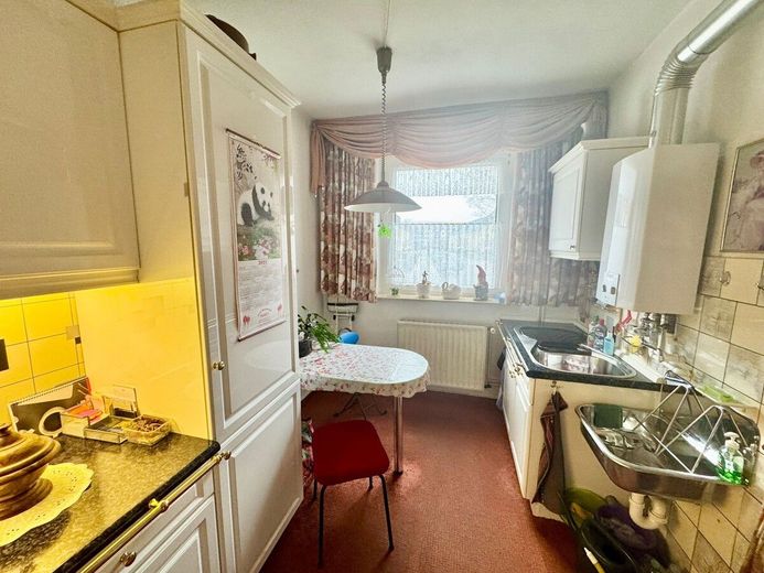 HORN IMMOBILIEN ++RESERVIERT! Neubrandenburg Vogelviertel, gepflegtes Reihenmittelhaus mit Garage und Terrasse – Küche
