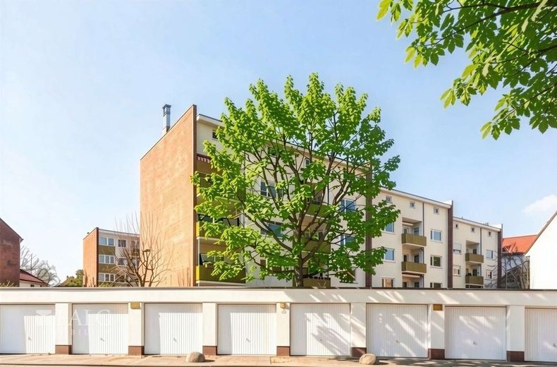 Vahrenwald- piso de 3 habitaciones con balcón en el 3er piso con bonita vista (sin ascensor) – Garagen (KI-generiert)