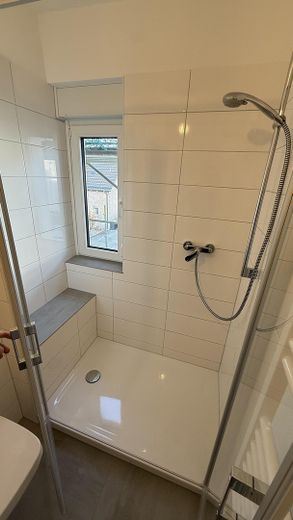 Ebenerdige Dusche mit Fenster