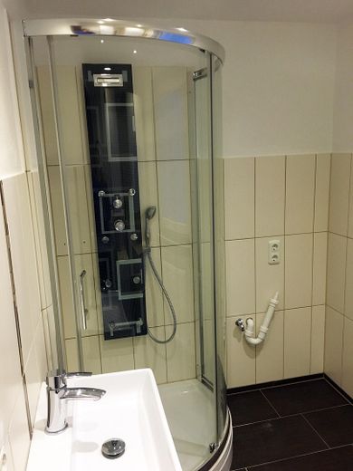 Dusche+Platz für Waschm.