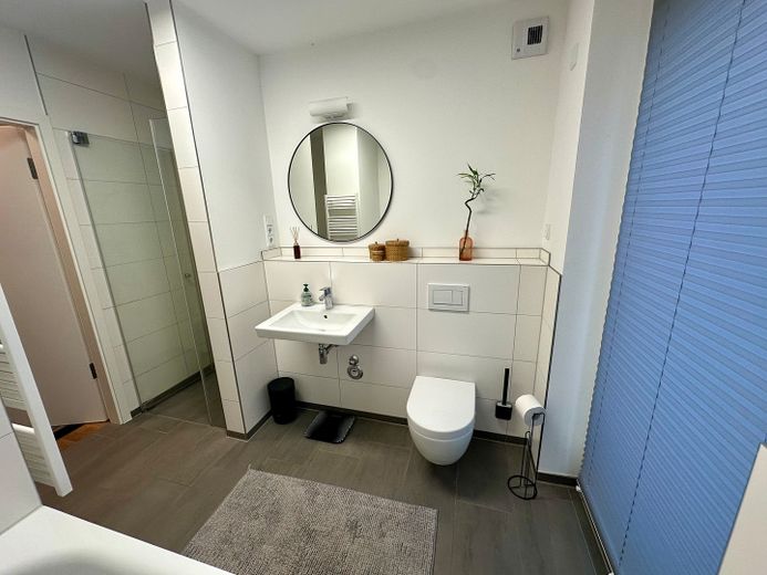 Einzigartige Wasserlage in der Wasserstadt Limmer – 4 Zimmer, 2 Terrassen & unverbaubarer Blick – Fotoğraf 10