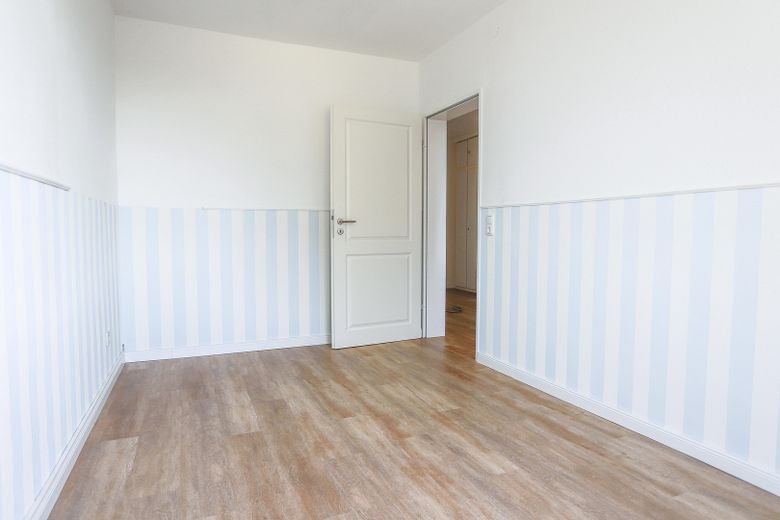 Frisch renoviert & neuwertig: Charmante 2-Zimmer-Wohnung mit Loggia in Barmstedt – Gemütliches Schlafzimmer_02