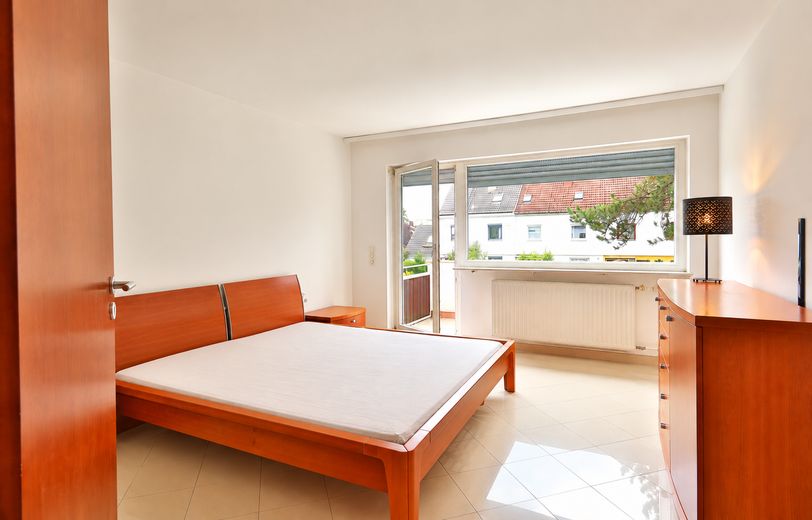 Großzügiges Reiheneckhaus mit ca. 205 m² Wohnfläche & großem Garten – provisionsfrei – Schlafzimmer mit Balkonzugang