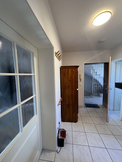 Moderne 4-Zimmer Maisonette-Wohnung mit Balkon und Tiefgarage in Nidderau Eichen – Balkon