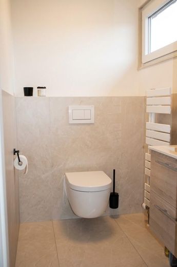 Bungalow moderne avec grand jardin, beaucoup d’intimité et A+ – WC