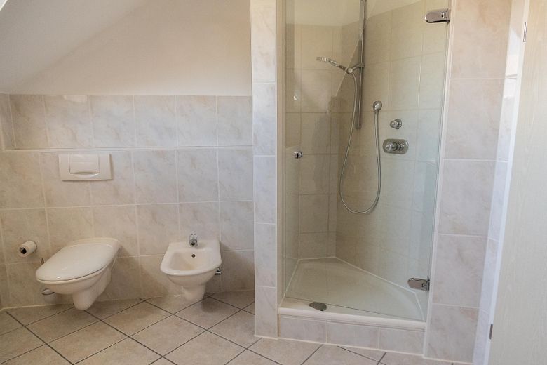 Charmantes Einfamilienhaus mit besonderem Wohnambiente – Bad oben Bidet und Dusche 