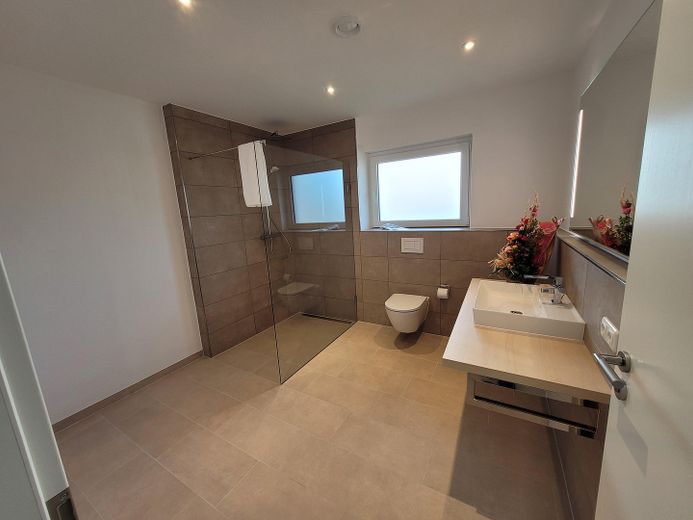 MODERN WOHNEN, DRAUSSEN GENIESSEN - MIT TERRASSE & GARTEN – Walk-In-Dusche