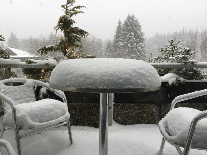 Balkon mit Schnee