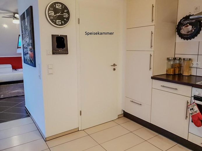 Magnifique appartement de 4 pièces en dernier étage avec vue panoramique, climatisation et carport – Speisekammer mit Stauraum