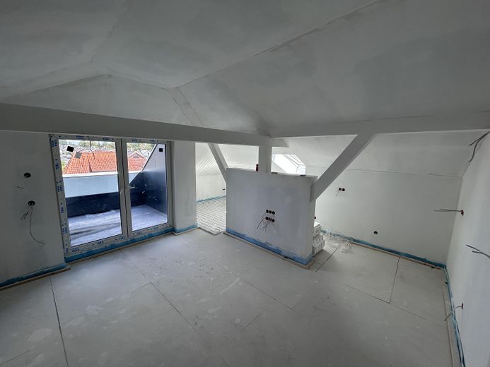 ERSTBEZUG 2,5 Zimmer KFW55 DG mit Ankleidezimmer, Loggia, FBH, EBK, Wallbox – Wohnzimmer