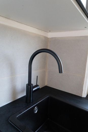 Tadilat sonrası ilk kullanım – park yeri bulunan mobilyalı 1 odalı daire – Wasserhahn Küche