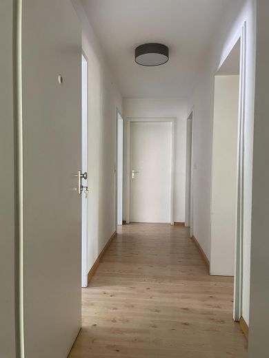 Im Grünen und doch mittendrin – charmante Doppelhaushälfte mit parkartigem Garten in Staufen – Flur / EG