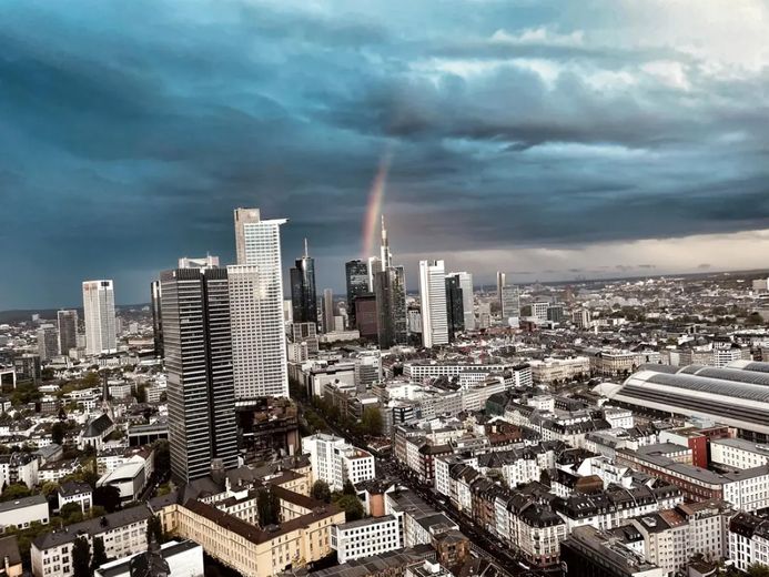 Skyline Living volledig gemeubileerde 4-kamerresidentie met balkon, conciërge & parkeerplaats – Foto 4
