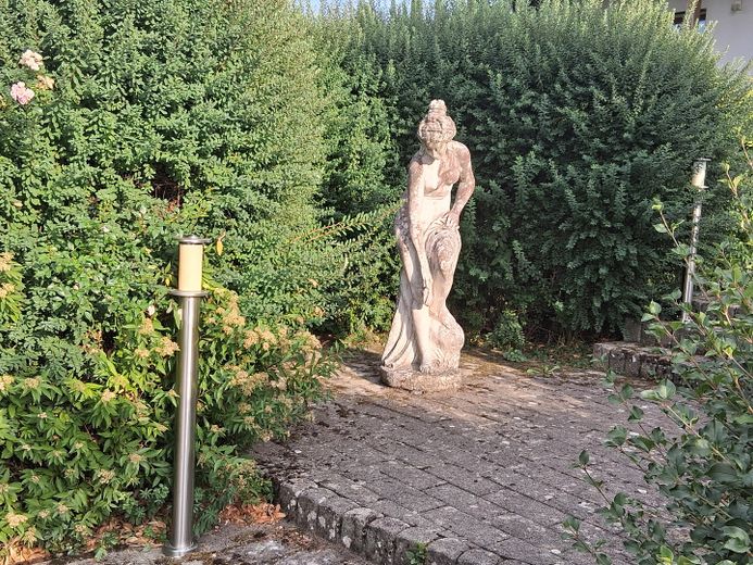 Das besondere Haus, mit sehr großem Grundstück, in einer Region wo andere Urlaub machen – Eingang-1