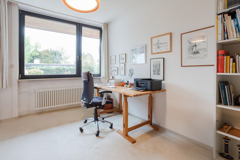 Arbeitszimmer mit Gartenblick