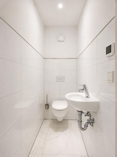 Modernize edilmiş yaşam, yüksek standartta – özel sauna, bol ışık ve hissedilir yaşam lüksü – Gäste WC